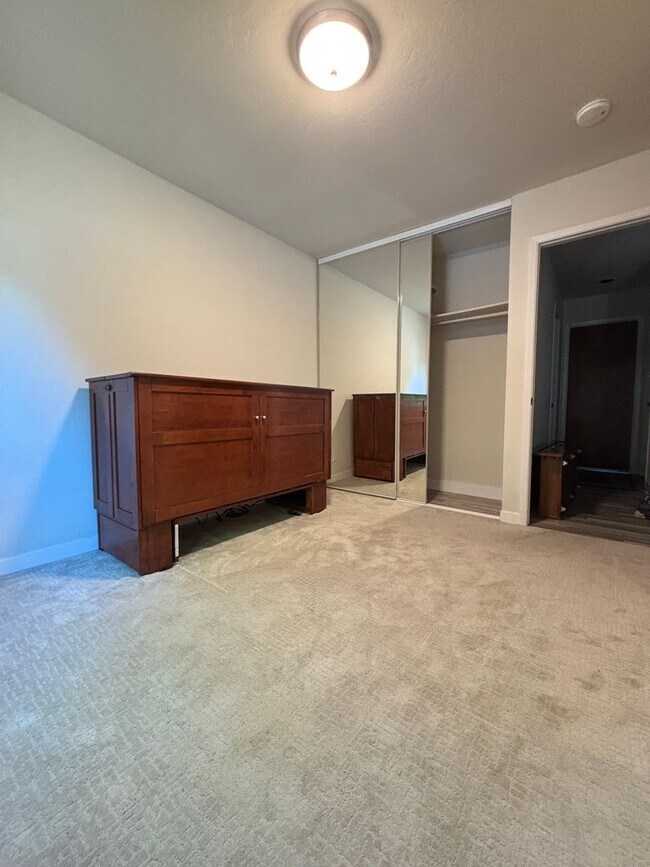 Building Photo - STUNNING NEWLY REMODELED CONDO WITH POOL &...