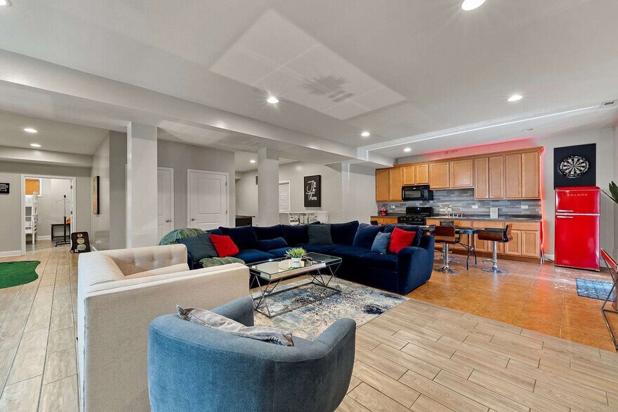 Primary Photo - 2630 S Throop St