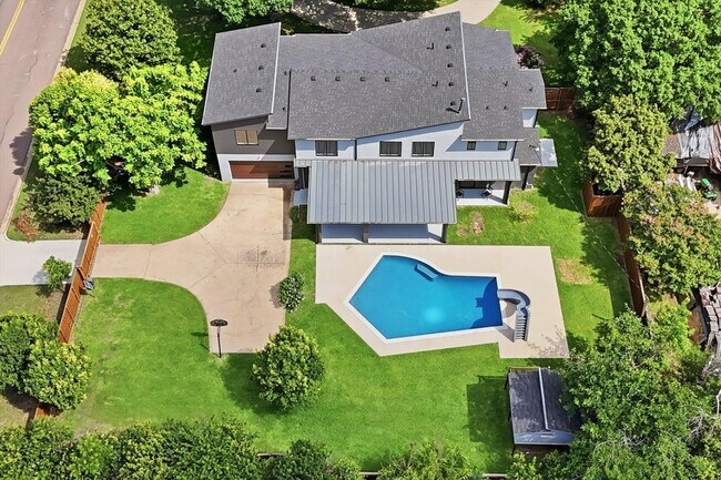 Building Photo - 13693 Peyton Dr
