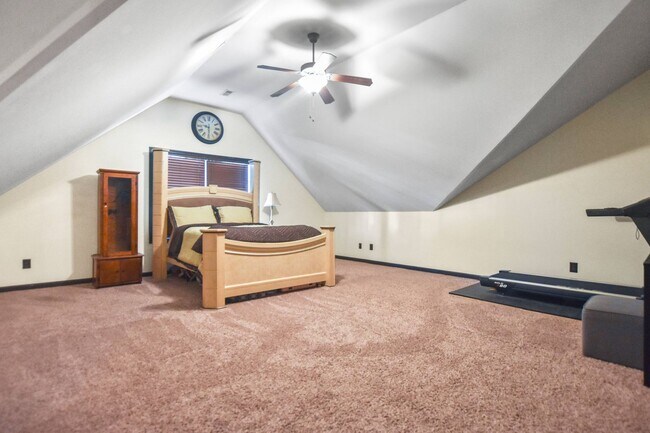 Building Photo - Pet Friendly Four Bedroom!