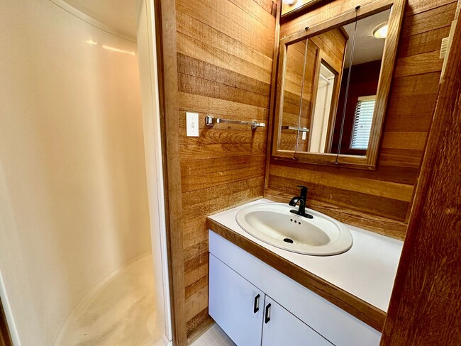 Building Photo - 1204 N Brooklane St