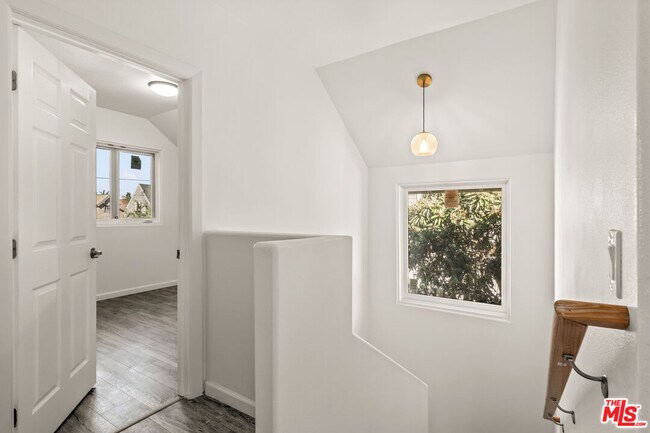 Building Photo - 929 W 23rd St