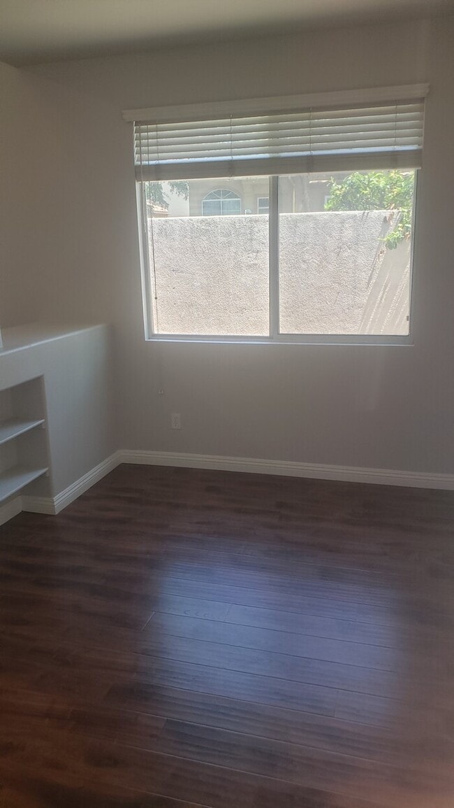 Building Photo - Welcome to this stunning 3-bedroom, 2.5-ba...