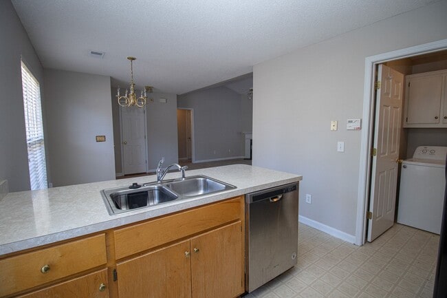 Building Photo - Spacious 3BR/2BA Home Near Fort Jackson & VA Hospital *Military Discount Offered!