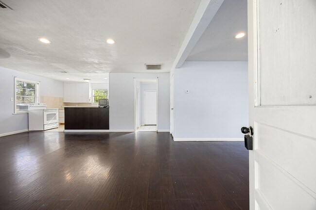 Building Photo - 340 Magnolia Dr