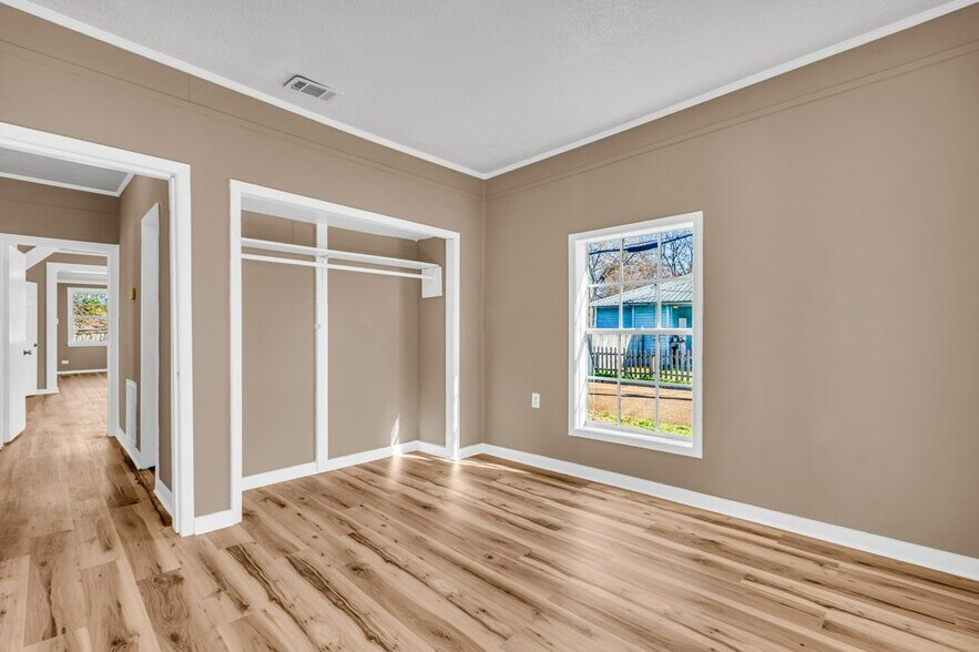 Building Photo - 433 E Jordan Ave