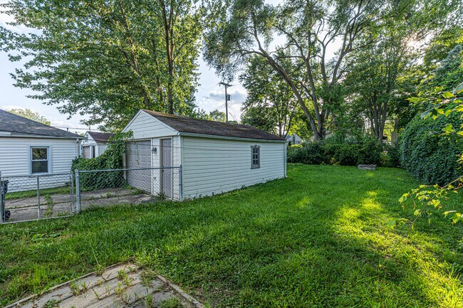 Building Photo - 3915 Linwood Ave