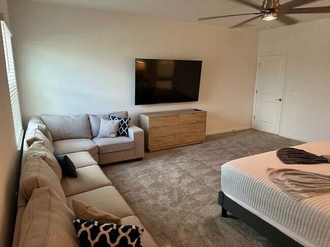 Building Photo - Spacious 4 bedroom 2.5 Bath, Fully Furnish...