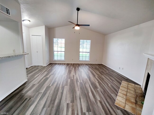 Building Photo - 2 br, 1 bath Duplex - 624 West Warrior Trail