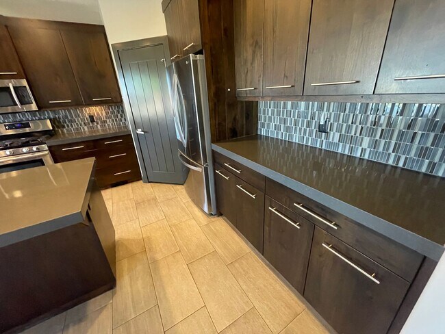 Building Photo - Beautiful Bridal Gate Estates - FIVE CAR GARAGE!!