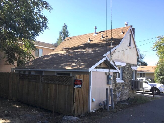 Building Photo - 11 Hemstalk Ct