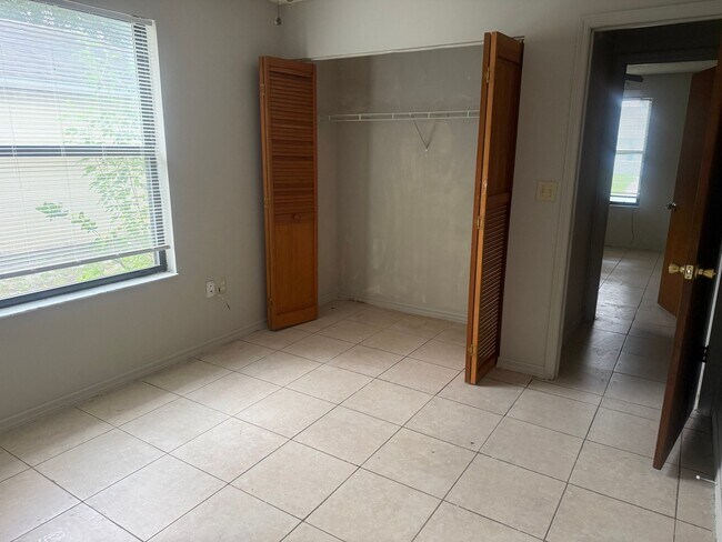 Building Photo - 323 Sherborne Ln