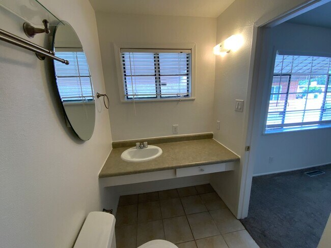 Building Photo - 3 Bedroom Single Story Available Near Coma...
