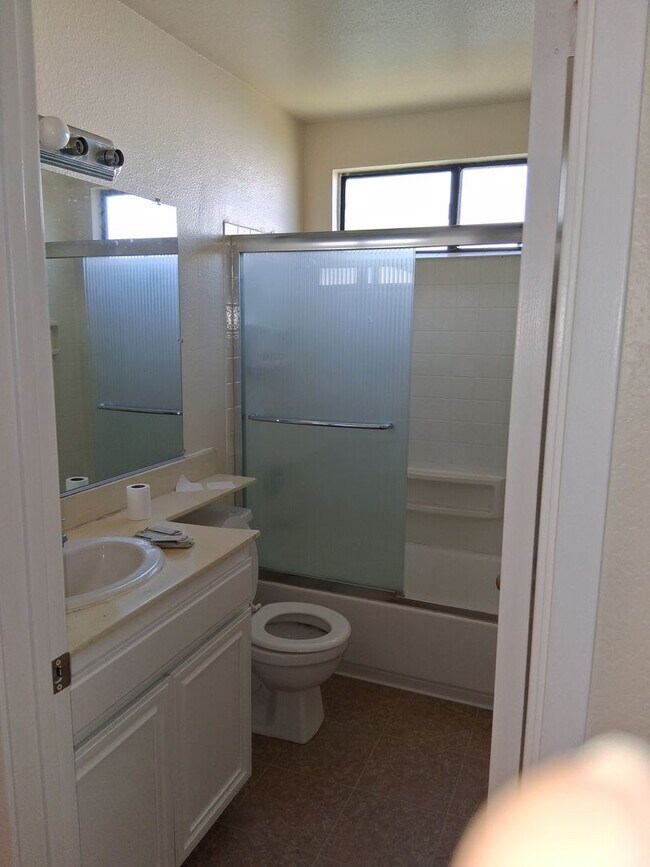 Building Photo - Newer Centrally Located Beauty!