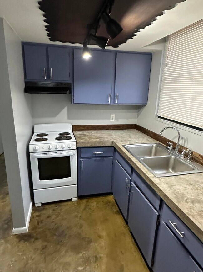 Building Photo - 703 Wilkinson Blvd