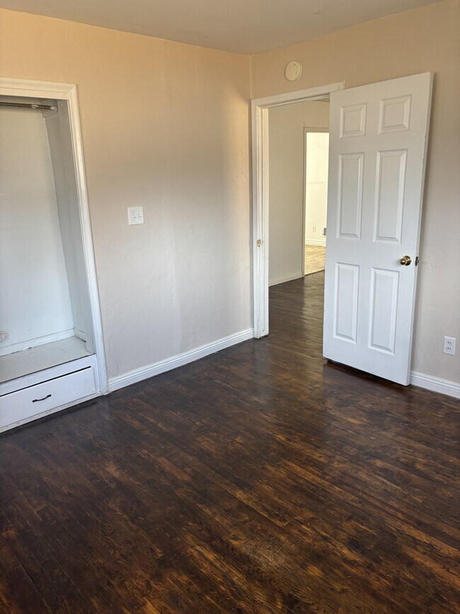 Building Photo - 394 Warren Ave