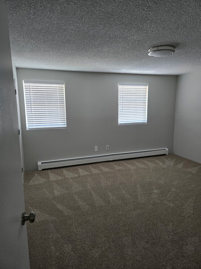 Building Photo - 945 Riverside Dr