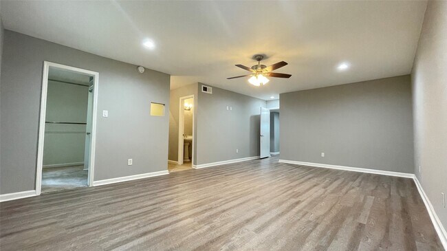 Building Photo - 403 N Post Oak Ln
