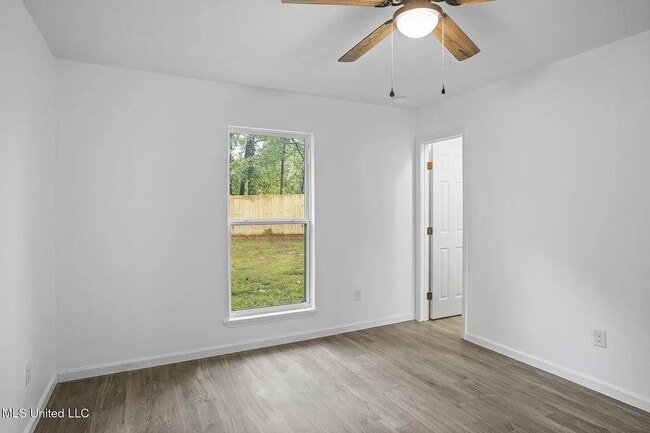 Building Photo - 214 W Lakewood Dr