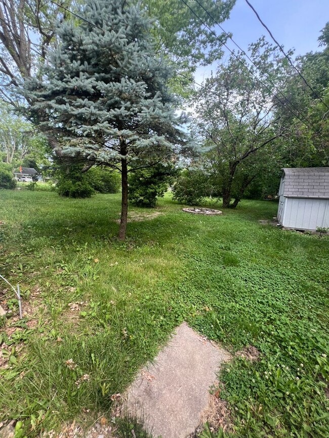 Building Photo - 2 bedroom/1 bath house for rent