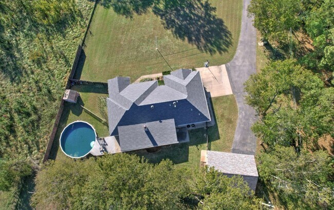 Building Photo - 710 Christmas Ln