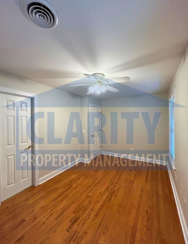 Building Photo - Beautiful three bedroom home in North Clev...