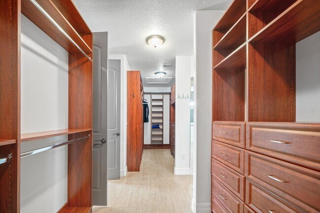 Building Photo - 210 Alcove Point Ln