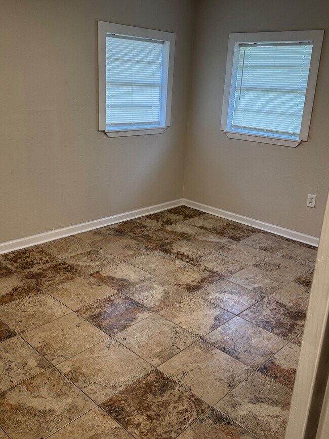 Building Photo - 221 Farrell St