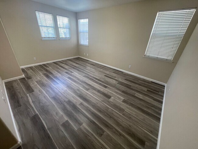 Building Photo - Beautiful 4 Bedroom Close to Downtown Brentwood!