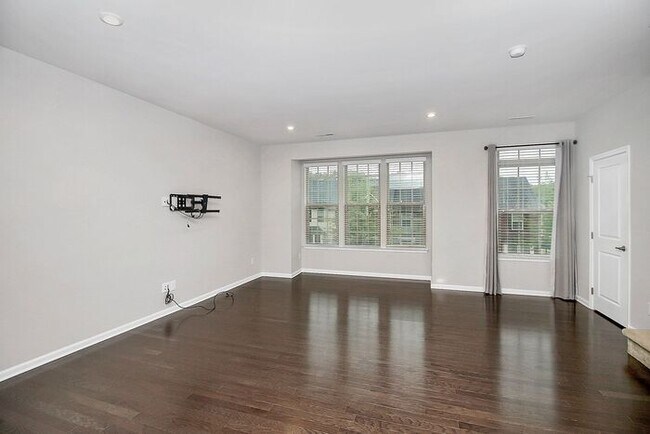 Building Photo - Stunning 3 Story 3BD/2+2HalfBA Townhome in...