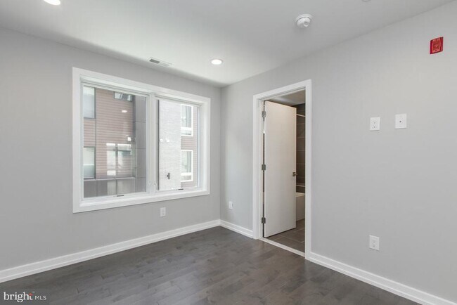 Building Photo - 712-14 S Sartain St