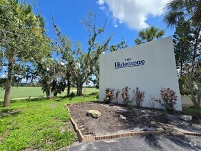 Building Photo - Stunning 2 Bed / 2.5 Bath Townhouse with G...