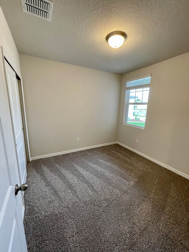 Building Photo - Available NOW! VERY well maintained 4/2 in...