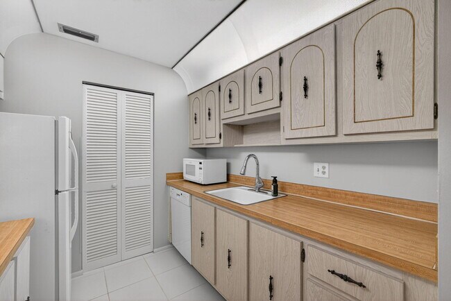 Building Photo - 12416 FL A1AAlt