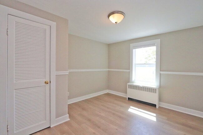 Building Photo - 2757 School Dr
