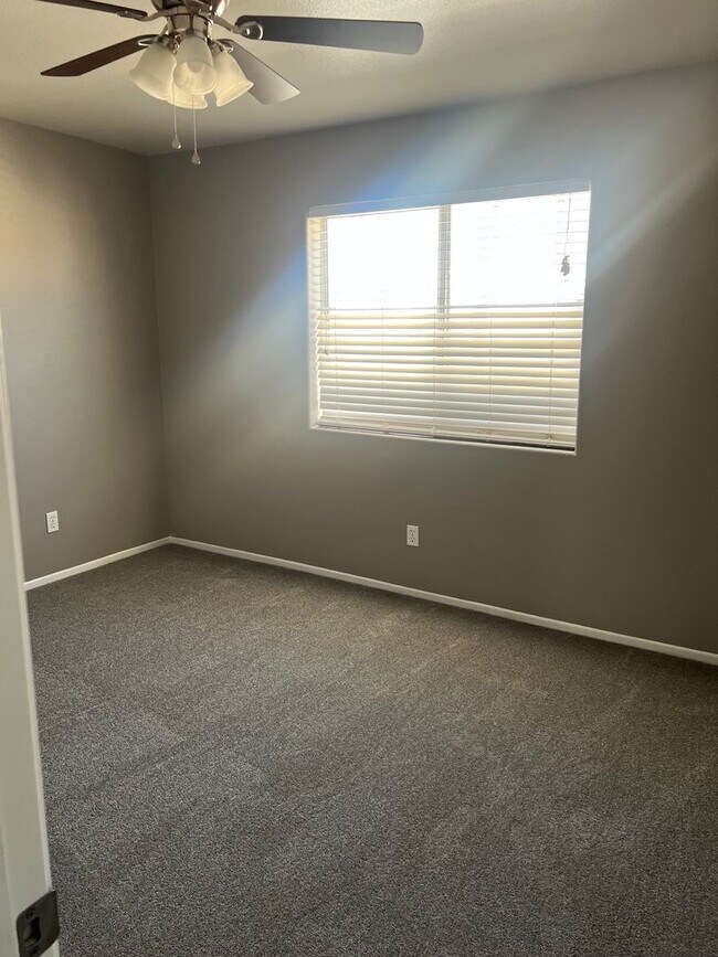 Building Photo - 3 Bedroom 2 Bathroom Townhome for Rent in Palmdale