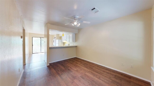 Building Photo - 305 Manuel Dr