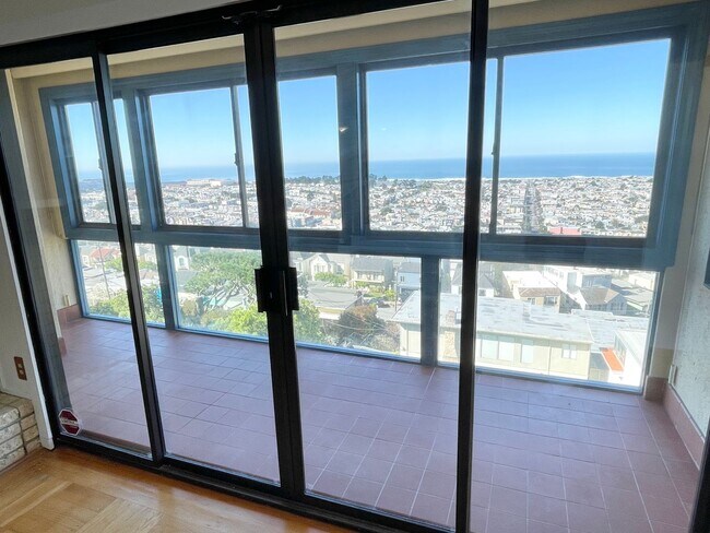 Building Photo - Beautiful Golden Gate Heights 5 Bed/3.5 Bath Home w/Amazing Views