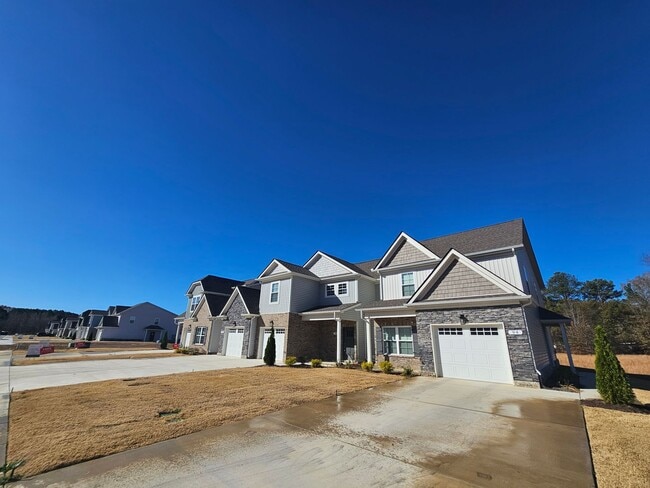 Building Photo - LUXURY TOWNHOME  IN THE CENTER OF MANCHESTER!