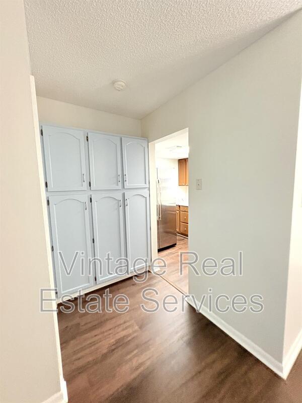 Building Photo - 851 Creekway Ct