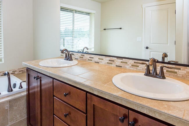 Building Photo - 4 Bedroom plus office 3 Bath Hills at Roun...