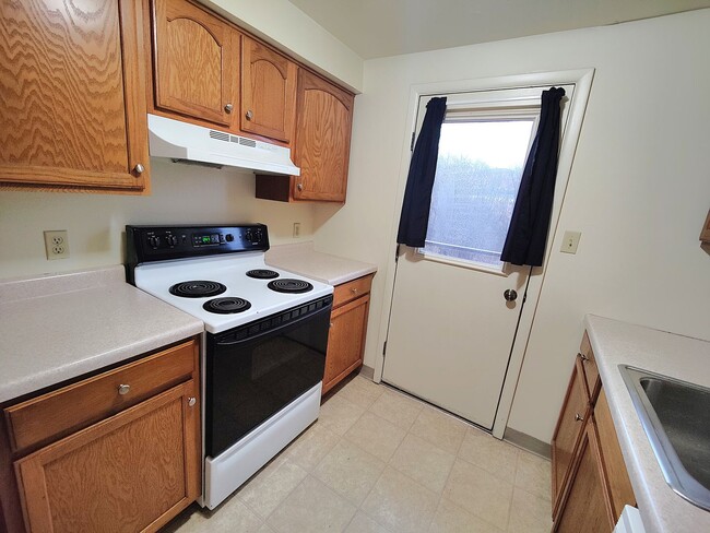 Building Photo - *Well-Maintained 3BD/1.5BA Townhouse Available in Whitehall*