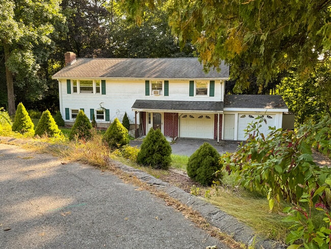 Building Photo - 20 Olde Surrey Dr