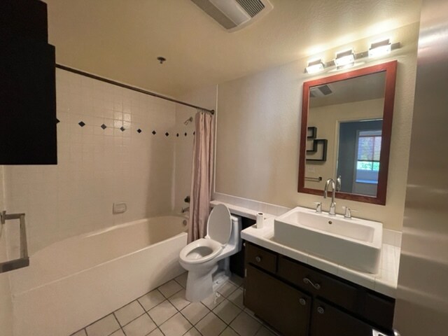 Building Photo - 2222 N Beachwood Dr