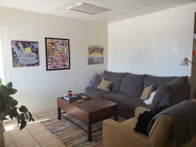 Building Photo - 1727 E 9th St