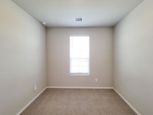 Building Photo - Single-story layout features a bright, open concept living area, dining space, and kitchen. Pebbl...