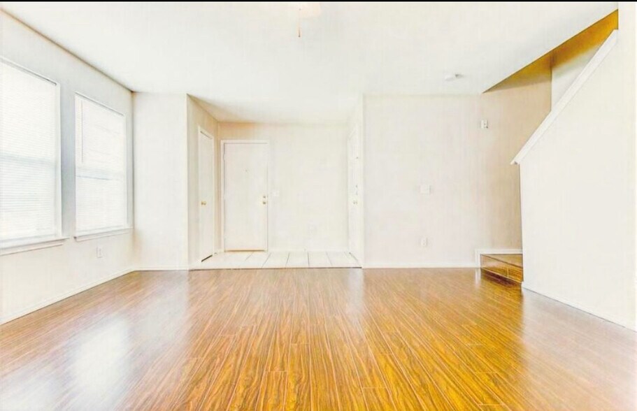 Building Photo - Room in Duplex on W Walton Way