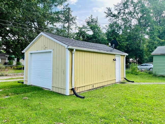 Building Photo - Charming 2-Bedroom Home with Bonus Room on...
