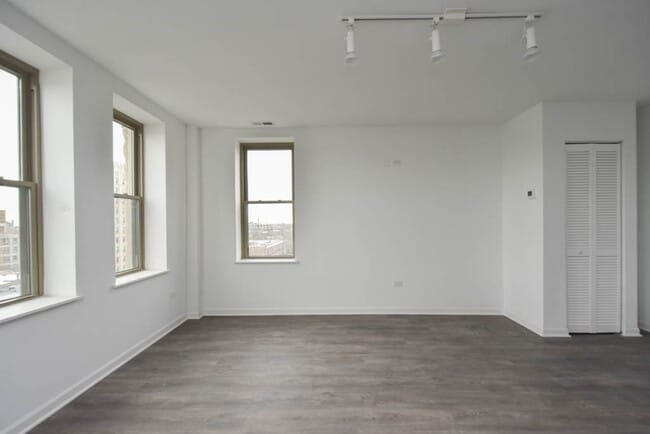 Building Photo - 940 W Winona St