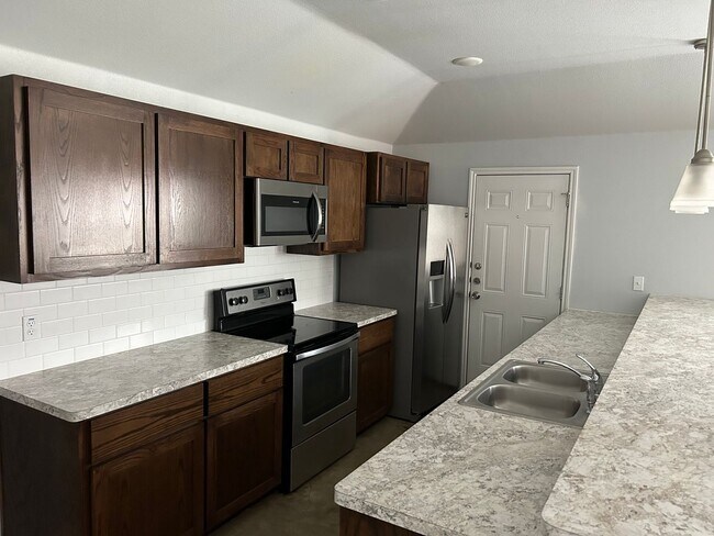 Building Photo - 915 Rebecca Ln